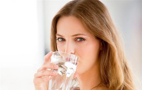 Uống đủ nước là cách bạn giữ làn da đẹp