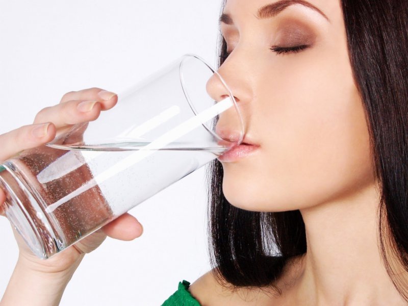 Uống đủ nước để phòng bệnh trĩ