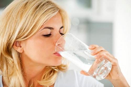 Giảm cân sau sinh nhờ uống nhiều nước