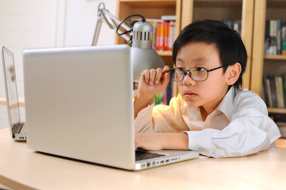 Tiếp xúc với máy tính nhiều sẽ ảnh hưởng đến thị lực của trẻ