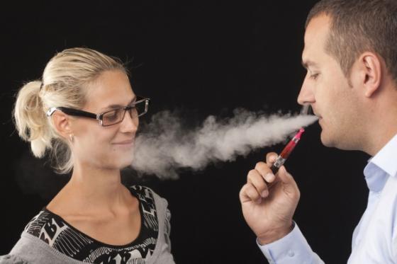 Bạn có biết tác hại khôn lường từ dùng thuốc lá điện tử không?